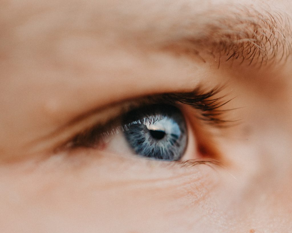 jak zrobić kreski na opadającej powiece